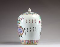 Chine - Potiche couverte en porcelaine polychrome famille rose à décor de mobilier, de fleurs et de calligraphies, XIXème.