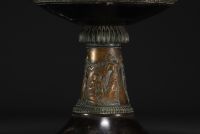 Coupe en bronze sur pied à motifs étrusques, fin XIXe siècle.