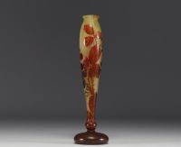 DAUM Nancy - Vase soliflore en verre multicouche dégagé à l'acide à décor de murier.