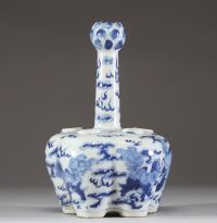 Chine – Vase en porcelaine à décor bleu et blanc de lions bouddhiques dans les nuages