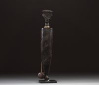 Afrique RDC - Oracle à frotter Kuba/Bushoong en bois sculpté surmonté d'une tête, première moitié XXème.
