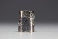 Chine - Gobelet en argent massif à décor d'un dragon.