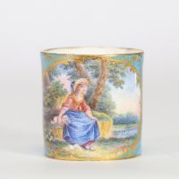 Manufacture de Sèvres, année 1787 Ensemble composé d’une tasse litron et d’un plateau en porcelaine à fond bleu céleste, riche décor polychrome et or