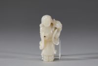 Chine - Sculpture en jade blanc d'un personnage portant un animal sur son épaule, travail du XVIIIe siècle.