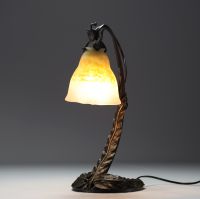 DAUM Nancy - Louis MAJORELLE (1859-1926) Lampe tulipe en verre marmoréen sur monture en fer forgé martelé, signée.