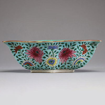 Chine - Jardinière en porcelaine famille rose à décor floral sur fond turquoise.