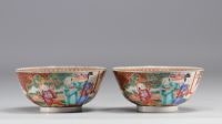 Chine - Paire de bols en porcelaine à décor de personnages, époque Qing.