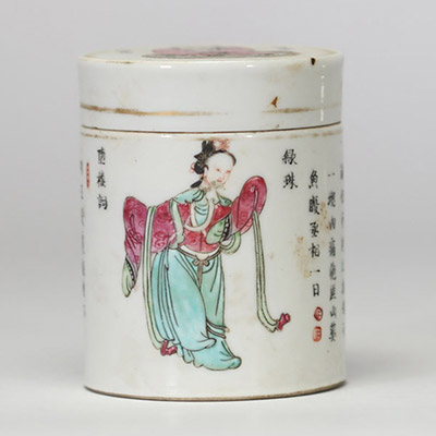 Chine, boîte couverte en porcelaine de la famille rose De forme cylindrique, à décor émaillé polychrome représentant une figure féminine debout tenant un linge, encadrée d’inscriptions en caractères chinois figures tirées du célèbre recueil Wu Shuang Pu (無雙譜)