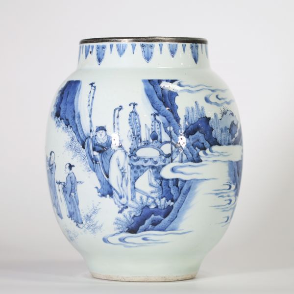 Chine, période Transition, XVIIe siècle Vase balustre en porcelaine bleu blanc à décor de dignitaires et immortels dans un paysage montagneux
