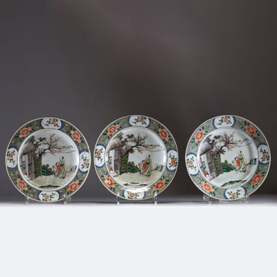 China - Set of three plates in green family polychrome porcelain with figures, 18th century.