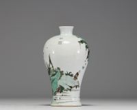 Chine - Vase en porcelaine polychrome à décor de pins et de personnage, marque sur la pièce, XIXème.