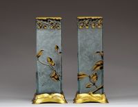 Paire de vases Art Nouveau de la cristallerie Baccarat en verre givré dégagé à l'acide à décor de fleurs noires et or sur monture en bronze.