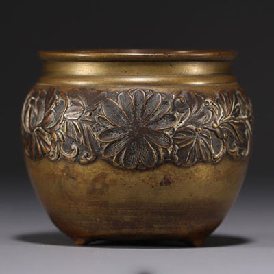 Japon - Bol à offrandes en bronze à décor de fleurs, période Meiji, fin XIXe siècle.