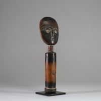 Ancienne poupée de fertilité Akuaba, Ashanti, Ghana. Bois Très bel exemplaire avec une tête discoïdale et un front haut, cou annelé et le corps cylindrique minimaliste. Très belle patine tirant du brun à noir avec de nombreuses traces d’usage tribal. H :31,5 cm. Ex Gregory Ghent, San Francisco, Jo de Buck, Bruxelles