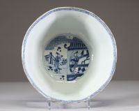 Chine, grand bol en porcelaine bleu et blanc, XVIIIe siècle Élégant bol chinois en porcelaine à décor peint en bleu sous couverte sur fond blanc, de forme évasée à panse cannelée. Le décor alterne scè