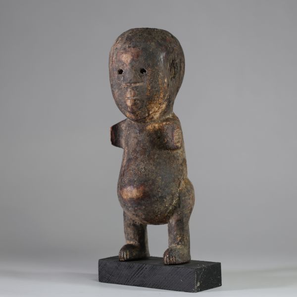 Statuette Pare, Tanzanie.Bois, patine ancienne , Bras à l’état de « moignon » comme pour l’ethnie Pere du Congo. H : 32 cm . Ex collection A. Wilket, Liège
