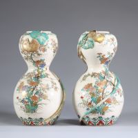 Japon - Paire de vases en porcelaine à décor en relief de feuilles et d'escargots, motif floral émaillé, marque en creux sous la base.