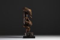 Afrique RDC - Statue figurative Songye en bois sculpté.