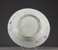 Chine - Assiette en porcelaine blanc bleu à décor floral, Qianlong.