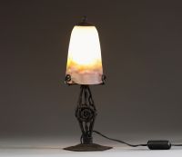 MULLER Frères Lunéville - Lampe de table en verre à coloration intercalaire, pied en métal martelé à décor floral, signée Muller Frères Lunéville.