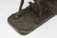 Pierre-Jules Mène (1810–1879). Épreuve en bronze à patine brune figurant un épagneul. Signée sur la terrasse. Travail français du XIXᵉ siècle.