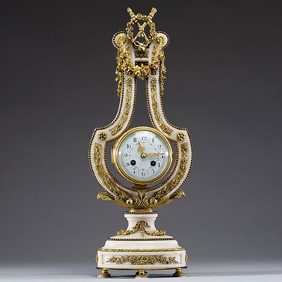 Pendule en forme de lyre, style néoclassique, en bronze doré et marbre blanc, Louis XVI.