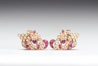 Inde - Parure en or 9K, perles et rubis (bague, boucles d'oreilles et collier).