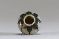 Asie - Petit vase en jade et incrustations de jade vert sculpté de motifs floraux, XIXème.