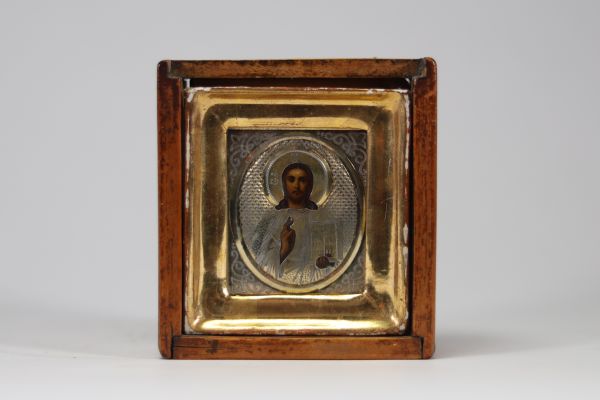 Icône de voyage en argent repoussé, Russie, vers 1900 Petite icône orthodoxe portative représentant le Christ Pantocrator, réalisée en argent finement repoussé et gravé