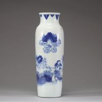 Chine, époque Transition – Vase cylindrique en porcelaine bleu blanc à décor de guerriers et personnages dans un paysage animé