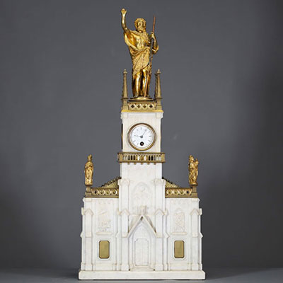 Pendule de style néo-gothique en marbre blanc et bronze doré surmontée de Saint Jean-Baptiste.