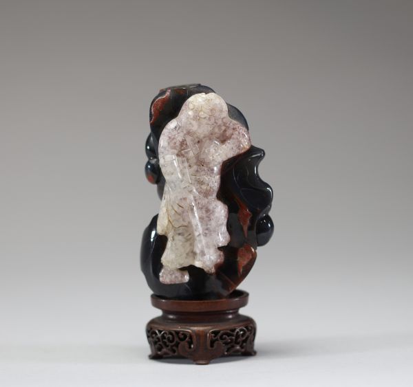 Chine - Tabatière en quartz sculpté représentant un personnage sur fond en agate et montée sur socle en bois, XIXème.