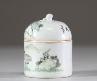 Pot couvert en porcelaine de la famille rose à décor de paysage, signé Wang Qiming, Chine, XXe siècle  Pot couvert de forme cylindrique surmonté d’un couvercle bombé, en porcelaine émaillée po