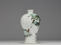 Chine - Vase en porcelaine polychrome à décor de pins et de personnage, marque sur la pièce, XIXème.