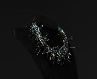 Yves SAINT LAURENT - Parure en perles tubulaires irisées.