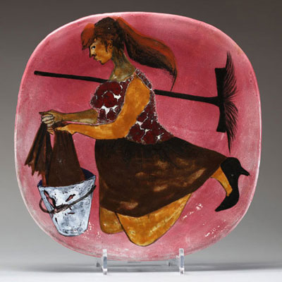 Claire LAMBERT (1936-?) Grande assiette en céramique vernissée des Ateliers de Dour à décor d'une dame agenouillée, vers 1960.