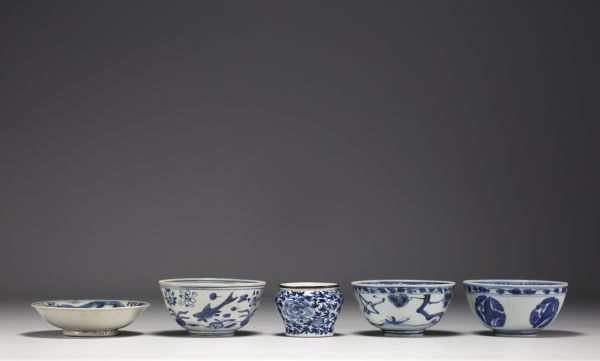 Chine - Ensemble de porcelaines blanc bleu à divers décors, marques au bleu sous les pièces.