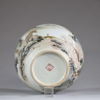 Chine - Vase boule en porcelaine polychrome émaillée à décor d'un paysage montagneux dominant une rivière.