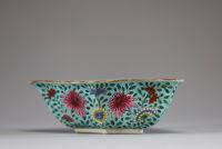 Chine - Jardinière en porcelaine famille rose à décor floral sur fond turquoise.