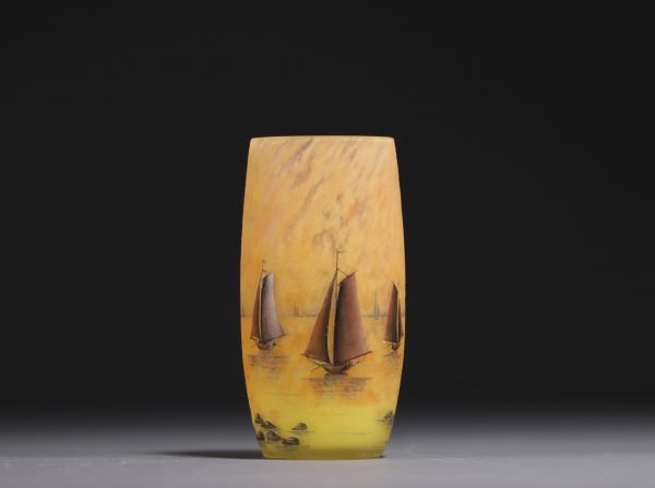DAUM Nancy - Petit vase en verre nuancé et émaillé à décor de voiliers, signé sous la base.