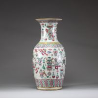 Chine, fin XIXe siècle — Vase en porcelaine de la famille rose à décor des 