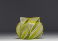 Émile GALLÉ (1846-1904) Coupe en verre multicouche dégagé à l'acide à décor d'iris.