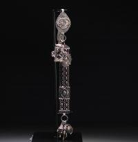 Magnifique grande chatelaine en argent, décorée de différentes breloques, poinçons des Pays-Bas et autres.