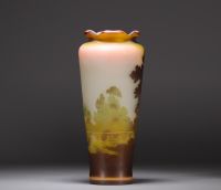 Émile GALLÉ (1846-1904) - Vase en verre multicouche à décor d'arbres et étang, signé dans le décor.