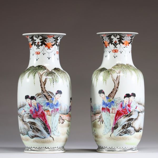 Chine - Paire de vases en porcelaine polychrome à décor de courtisanes, période République.