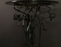 Table en verre à piétement floral en fer forgé d'époque Art Nouveau.