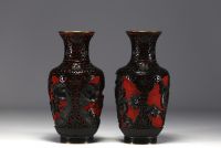 Chine - Paire de vases cloisonnés à décor de personnages.