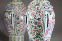 Chine - Paire de grands vases en porcelaine polychrome famille rose à décor de courtisanes, de pêches et de fleurs, dynastie Qing, XIXème.