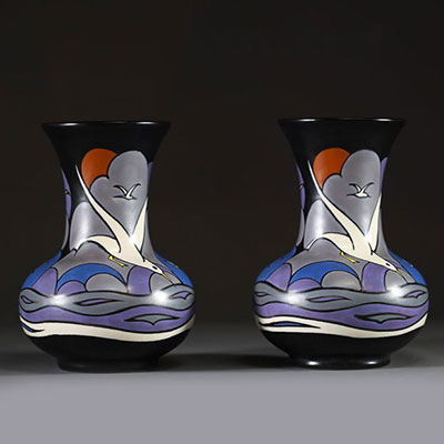 Zénith Gouda Meeuw - Paire de vases en faïence polychrome à décor de Mouettes, dessin de Willem Stuurman, exécuté par Zenith, Gouda, Pays-Bas, vers 1930.