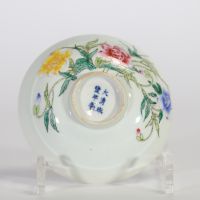 Bol en porcelaine de Chine famille rose à décor floral polychrome, portant une marque Xianfeng (1851–1861).